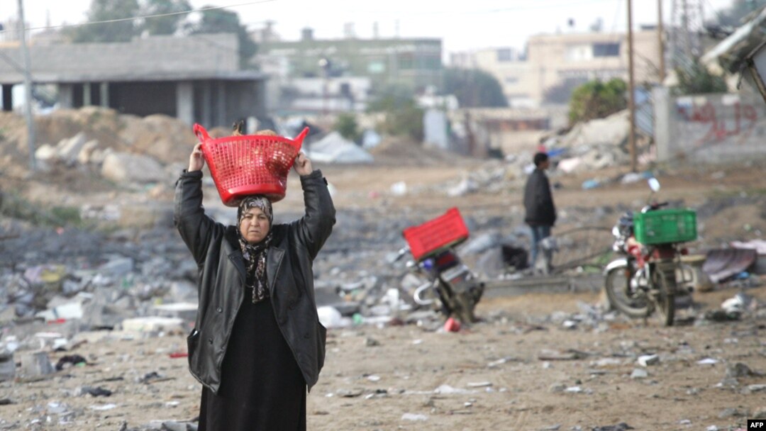 خانواده فلسطینی در حال فرار از منطقه جنگی در نوار غزه. (عکس:Afp)