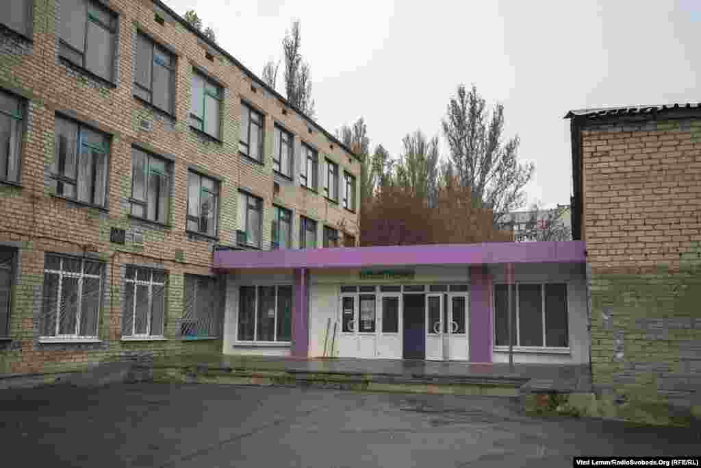 Авдіївська школа №2, яка на даний момент не фунціонує, в будівлі ведуться ремонтні роботи після завданих ушкоджень. Учнів та вчителів 2-ї школи було тимчасово переведено до навчального закладу №7, що знаходиться неподалік