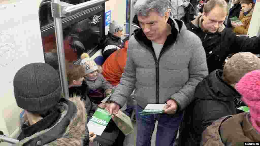 Немцов раздает листовки с приглашением на оппозиционный митинг в Москве. Февраль 2015 года.