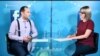 Артак Зейналян (слева) отвечает на вопросы пользователей Facebook, Ереван, 14 сентября 2018 г.
