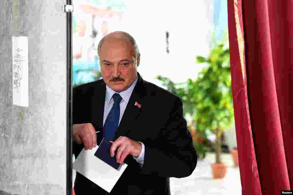 Олександр Лукашенко голосує у Мінську. Він – вже 26 років президент Білорусі