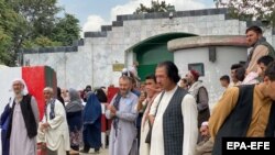 په کابل کې د پاکستان سفارت مخې ته خلک د ویزې اخیستو لپاره ولاړ دي ـ پخوانی انځور.