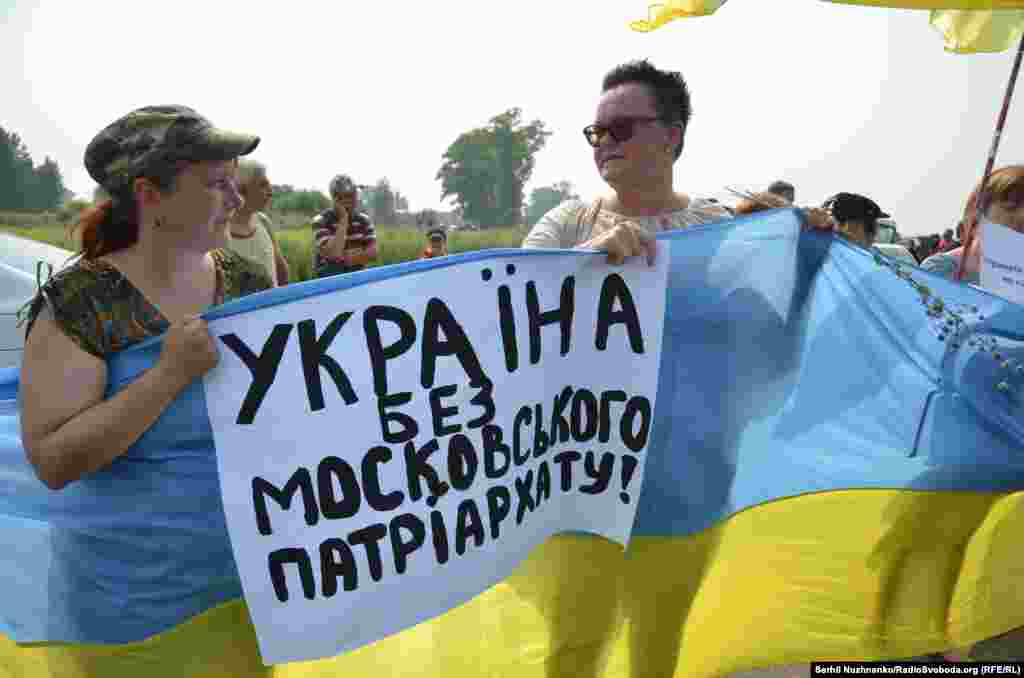 «Україна без Московського патріархату» та «Онуфрій – чемодан, вокзал, Росія» – з такими плакатами зустрічали хресну ходу УПЦ (МП) 