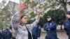 Deo učesnika protesta je šake ofabao crvenom farbom navodeći da simbolično poručuju vlastima da su im "ruke krvave".