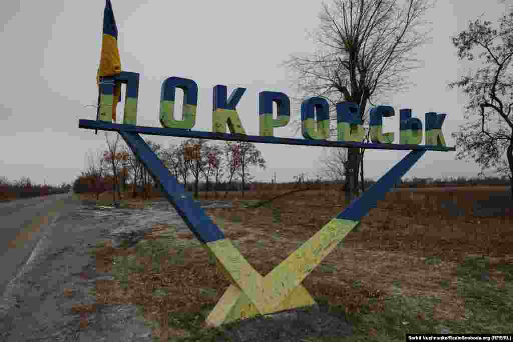 На місто спускаються грудневі вечірні сутінки. Де-не-де у забитих фанерою вікнах можна розгледіти світло. І ти не знаєш, чи світла просто немає, а чи люди покинули свою домівку. З важким серцем залишаємо Покровськ. Упевненості, що за декілька тижнів не прийдеться знімати вуличні бої в місті, немає. Лише згадуються слова Світлани Ярославівни з крамнички, які вона сказала нам на прощання: &laquo;Надія на Бога і ЗСУ, оце в мене і вся надія&raquo;. Керівництво РФ заперечує, що її армія під час великої війни завдає цілеспрямованих ударів по цивільній інфраструктурі міст і сіл України, убиваючи&nbsp;цивільне населення&nbsp;і руйнуючи лікарні, школи, дитсадки, об&rsquo;єкти енергетики та водозабезпечення. Влада України і міжнародні організації кваліфікують ці удари як воєнні злочини РФ