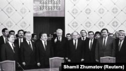 Лидеры бывших республик СССР фотографируются после подписания договора о создании СНГ. Алма-Ата, 21 декабря 1991 года.