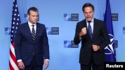 Američki ministar obrane Pete Hegseth i generalni sekretar NATO-a Mark Rutte u Bruxellesu, Belgija, 5. 6. 2025.