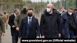 Президент України Володимир Зеленський і президент Європейської Ради Шарль Мішель, Луганщина, Донбас, 2 березня 2021 року. Обидва політики візьмуть участь і в майбутньому саміті Україна – ЄС у Києві 12 жовтня