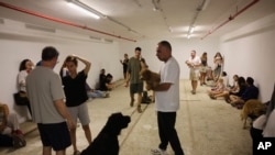 Ljudi u Tel Avivu u skloništu nakon raketnog napada Irana, Izrael, 13. juna