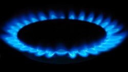 Diňle: Dört gün bäri gazsyz we elektriksiz galýan zähmetliler odun ýakyp gün görýär