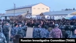 Спецназ ФСИН и заключенные ИК-15 в Ангарске во время подавления бунта, 10 апреля 2020 года