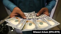 په پاکستان کې يو صراف امريکايي ډالر شمېري ـ پخوانی انځور