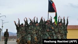 افغان امنیتي سرتېري د ورځنۍ بدني روزنې پر مهال - د ارشیف انځور. 