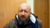 Вадзім Дзмітранок падчас апэратыўнай здымкі з залітымі газам вачыма. Скрыншот зь відэа
