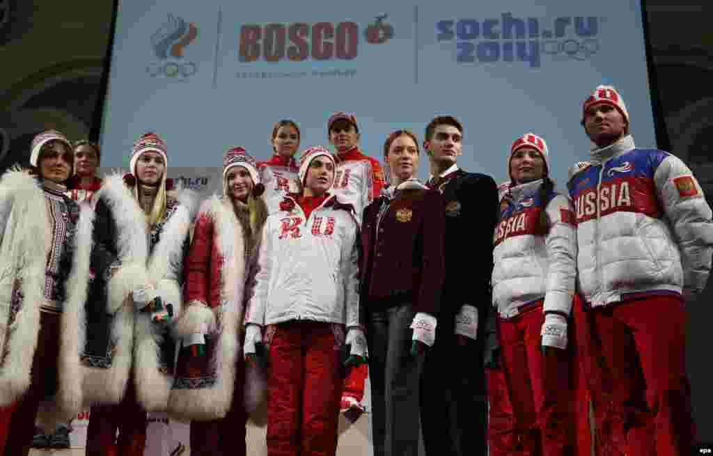 Російські атлети позують перед журналістами в Москві під час презентації вбрання національної олімпійської збірної