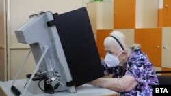 На парламентарните избори во Бугарија во деловите со повеќе од 300 лица гласањето ќе се врши само со машини, а во помалите делови само со хартиени ливчиња. 11.07.2021.
