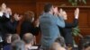 Народните представители аплодират приетите текстове в Изборния кодекс, с които гласуването в чужбина се облекчава