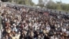 په جنوبي وزیرستان کې د پاکستانیو پوځي عملیاتو پرمهال د ړنګ کورونو اغېزمن وګړي په ټانک کې پر احتجاج دي 