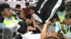 نيروهای پليس با ايجاد ديوارهای انسانی در اطراف محل اقامت رييس جمهوری چين از نزديک شدن تظاهرکنندگان به محل سخنرانی وی جلوگيری کردند.