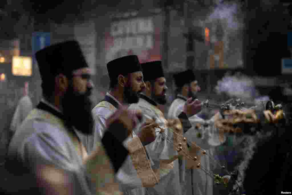 کشیشان ارتدوکس صرب در یک مراسم عبادی در بلگراد شرکت میکنند تا عید عروج عیسی مسیح را در تاریخ ۲۹ مه گرامی بدارند