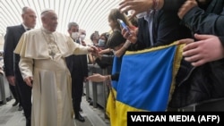  На цьому фото, зробленому і поширеному The Vatican Media 16 березня 2022 року, зображено папу Римського Франциска під час щотижневої аудієнції у Ватикані, 16 березня 2022 року 