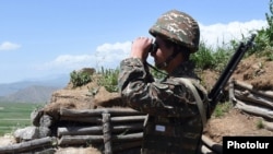 ՀՀ ԶՈՒ զինծառայողը մարտական հերթապահության ժամանակ, արխիվ