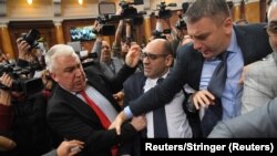 Tuča i guranje između predstavnika vlasti i opozicije obeležili su sednicu Skupštine Srbije 25. novembra.