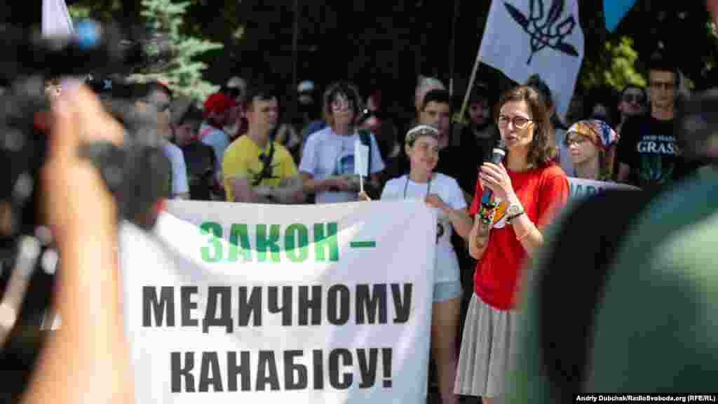 «Законопроект зареєстровано і очікуємо на розгляд у першому читанні. Сьогодні ми закликаємо депутатів та політичні сили об'єднатися і забезпечити фундаментальне право людей на життя. Близько двох мільйонів українців сьогодні потребують адекватного лікування препаратами на основі канабісу», – стверджує Тетяна Кузьменко, речниця руху «Марш Свободи» 