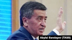 Sooronbaý Žeenbekow prezidentlik wezipesinden aýrylandan bir gün soň ýurduň parlamentiniň nobatdan daşary sessiýasyna bardy. Bişkek, 2020-nji ýylyň 16-njy oktýabry. 