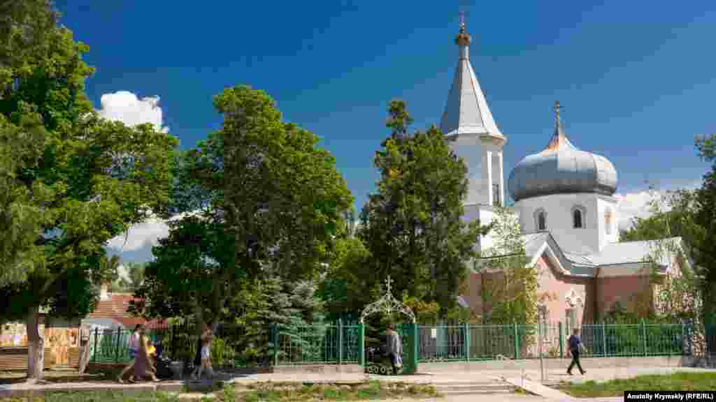 Церква Миколи Чудотворця – чи не головна історична пам'ятка Зуї. Її почали зводити в 1834 році, а через 44 роки розібрали. Нову церкву, яка стоїть досі, відбудували на місці старої у 1884 році. У радянський період її використовували як склад, спортзал і бібліотеку, а вже за незалежної України церкву передали УПЦ (МП)
