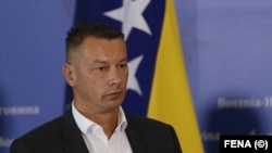 Iako se većinom radi o ženama i djeci, ministar bezbjednosti BiH Nenad Nešić kaže da "ne zna čime su zadojena djeca koja su danas u Siriji" i da bez provjera neće ući u BiH.