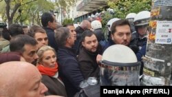 Opozicija drugi dan zaredom pokušava da blokira ulaz u Više javno tužilaštvo u Novom Sadu, 20. novembar 2024.