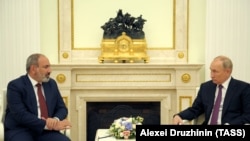Премʼєр-міністр Вірменії Нікол Пашинян (ліворуч) і президент Росії Володимир Путін зустрічаються в Кремлі, Москва, 7 липня 2021 року