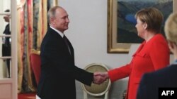 Путін (л) та Меркель (п) під час зустрічі в Буенос-Айресі