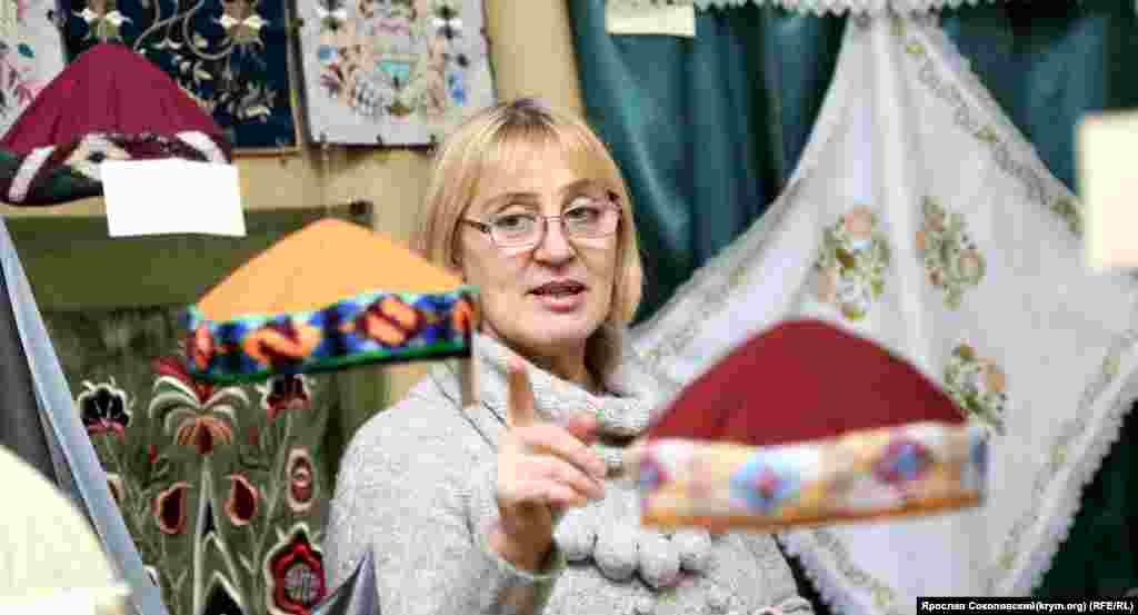 Зуре-ханум Пинка рассказывает как изготовляются традиционные головные уборы