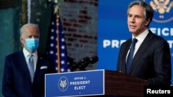 Избранный президент США Джо Байден (слева) и кандидат на пост госсекретаря Энтони Блинкен, Уилмингтон, штат Делавэр, 24 ноября 2020 г․