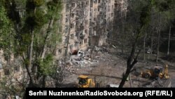 რუსეთის სარაკეტო დარტყმის შედეგები კიევის სვიატოშინსკის რაიონში. 2025 წლის 24 აპრილი 