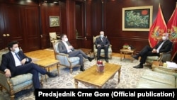 Prvi se podrškom Ukrajini oglasio Milo Đukanović. Na fonu njegove podrške je reakcija Dritana Abazovića. Zdravko Krivokapić i prosrpske partije se nijesu oglasili. (Foto: Sastanak Đukanovića sa liderima tada opozicione koalicije Abazovićem, Bečićem i Krivokapićem oktobar 2020)
