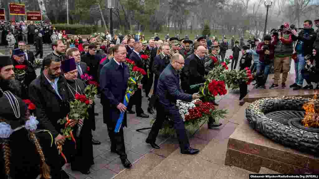 Офіціоз: представники обласної і міської влади покладають квіти до пам’ятника Невідомому матросу