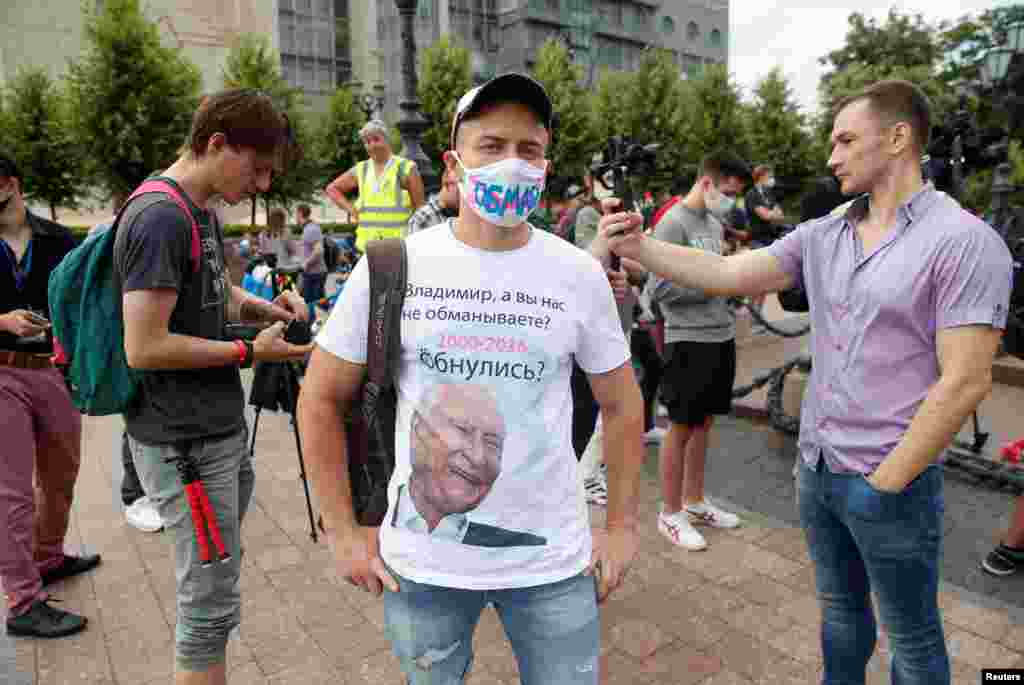 Протестувальник у майці з фото постарівшого Володимира Путіна в останній день голосування за поправки до Конституції Росії. Поправки дадуть можливість Путінові залишатися президентом країни до 2036 року. Москва. 1 липня 2020 року