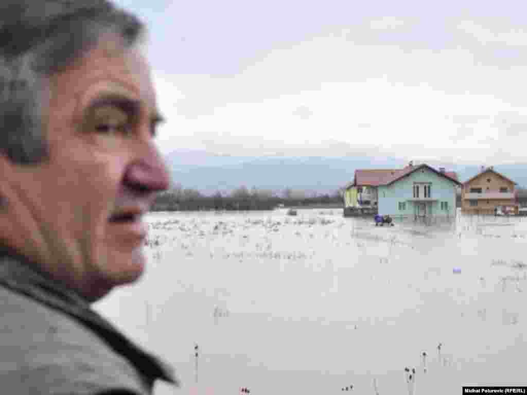 Jaka kiša izazvala je poplave u sarajevskim prigradskim naseljima Osjek, Stup, Doglodi i Bojnik, 02.12.2010. Foto: Midhat Poturović