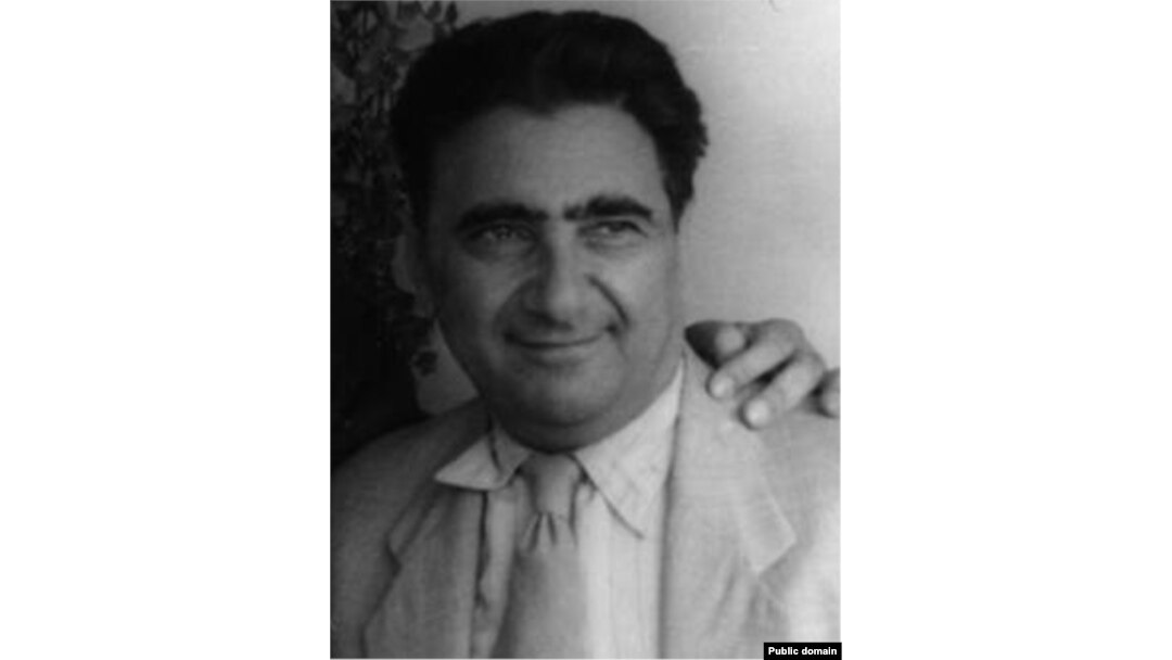 عبدالصمد کامبخش که سالها بعد به سمت دبیری حزب توده نیز رسید، از تودهایهایی بود که از ۱۴ سالگی در روسیه تحصیل کرده بود و ارتباطات مستمری با حزب کمونیست شوروی داشت.
