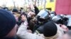 Бійка, газ, тиснява – активісти під Радою відбивали в силовиків апаратуру для віча (відео)