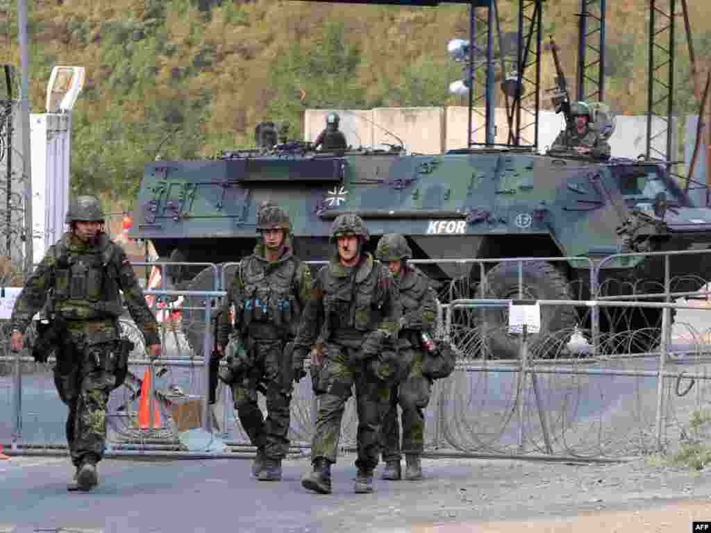 Njemački vojnici u snagama KFOR-a na prelazu Jarinje, 16.09.2011. Foto: AFP / Saša Đorđević