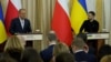 Премʼєр-міністр Польщі Дональд Туск і президент України Володимир Зеленський під час спільної пресконференції у Львові, 17 грудня 2024 року