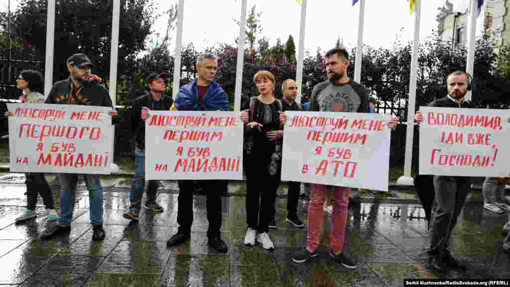 Акція «Люструй мене першим» біля Офісу президента України. Київ, 12 липня 2019 року. НА ЦЮ Ж ТЕМУ