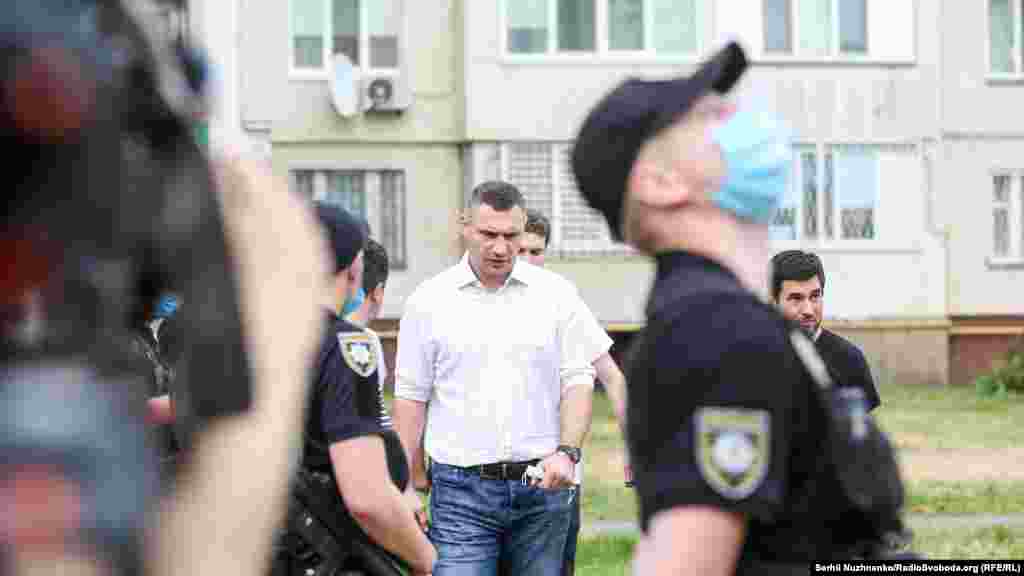 На місце події прибув мер Києва Віталій Кличко. Він повідомив, що частину будинку, в якому стався вибух, демонтують