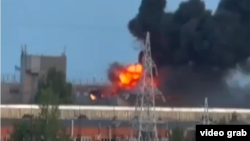 Пожар, возникший в результате атаки на предприятие "ВНИИР-ПРОГРЕСС" в Чебоксарах, 9 июня 2025 года