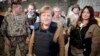В 2013 году Ангела Меркель посетила расположение военнослужащих бундесвера, участвовавших в операции в Афганистане, и примерила бронежилет. В политике канцлера тоже отличает умение оставаться "непробиваемой"