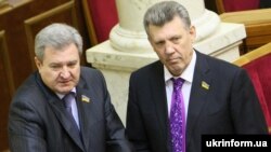 Народные депутаты Сергей Гриневецкий (слева) и Сергей Кивалов на заседании Верховной Рады Украины (архивное фото)